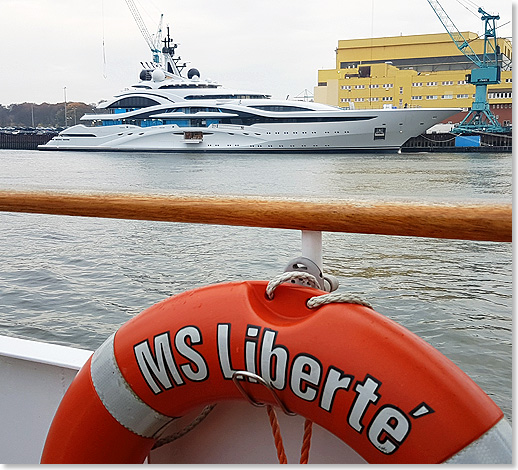 Oldtimer MS LIBERT trifft ultramoderne Luxusyacht in Bremen Vegesack.