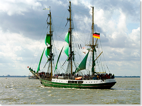 Die ALEXANDER VON HUMBOLDT  hier auf einer ihrer letzten Fahrten vor Bremerhaven  liegt jetzt als Hotel- und Restaurantschiff im Stadtzentrum von Bremen.