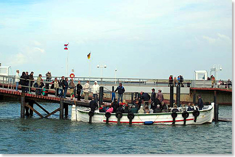 Brteboote sind eine Helgolnder Spezialitt. Sie holen Gste von den ankernden Fhrdampfern ab, bringen sie auf die Insel und zurck an Bord. 