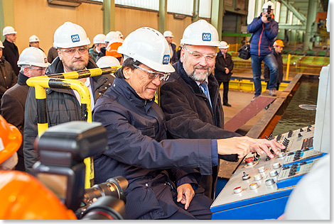 Der Chef der Genting Group, Tan Sri Thay der Schweriner Wirtschaftsminister Harry Glawe bei Brennbeginn.