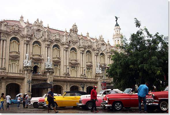 Privater Oldtimer-Markt vor dem Hotel Inglaterra in Havanna.