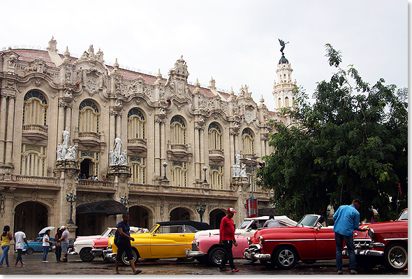 Foto: Tanja Speck, Altdorf Privater Oldtimer-Markt vor dem Hotel Inglaterra in Havanna.