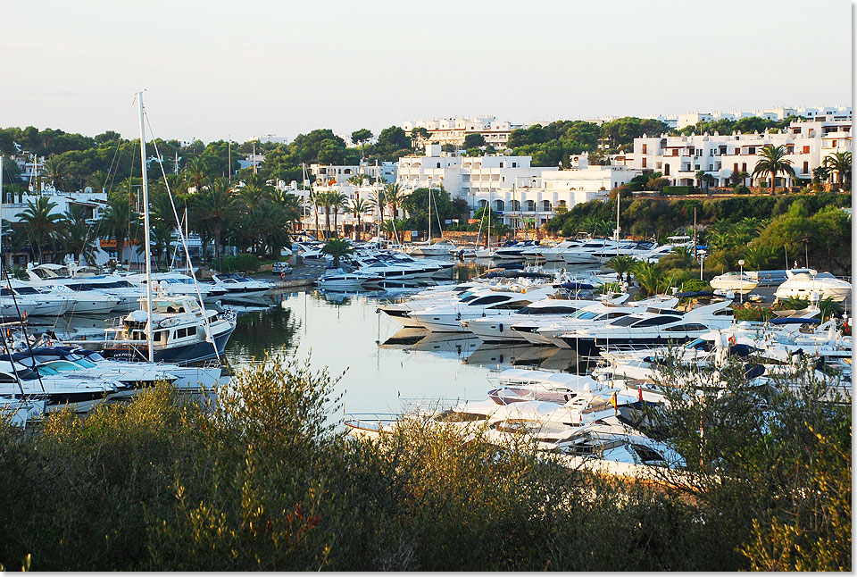 Die weißen Häuser und Appartements rund um die Marina mit den Luxusyachten in Cala d’Or sind begehrt