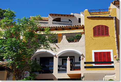 Warme, fröhliche Farben prägen die Häuser des Pueblodorfes Aldea Cala Fornells