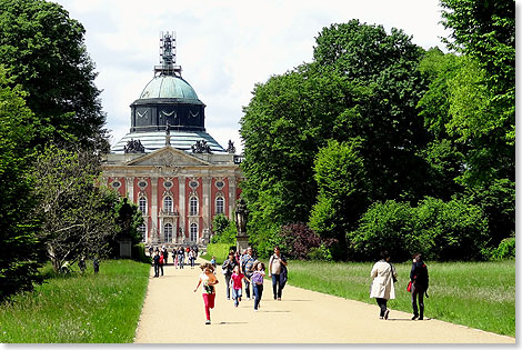 Wer die Hauptattraktion, Schloss und Park Sanssouci, besuchen will, macht am besten im Yachthafen Potsdam fest.