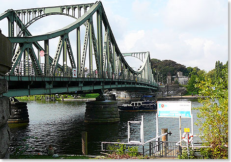 Die berühmt-berüchtigte Glienicker Brücke von 1907, die Potsdam mit Berlin verbindet, wurde von der DDR „Brücke der Einheit” genannt ...