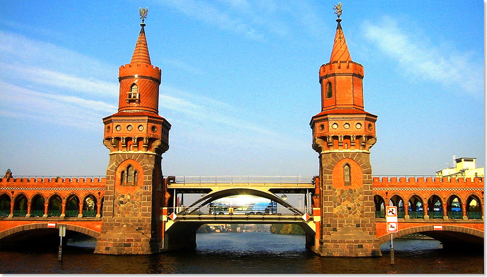 Die Oberbaumbrücke mit ihren neugotischen Türmen und zwei Etagen – oben die Bahn, unten die Autos – ist wohl Berlins schönste Brücke.