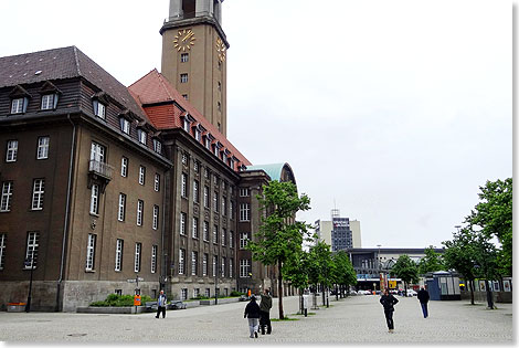 Links das Spandauer Rathaus und im Hintegrund die Spandau-Arcaden. 