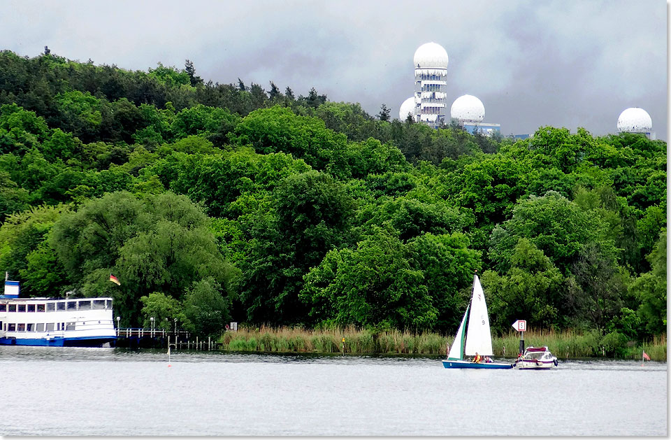 Wir fahren die Havel hinab in Richtung Wannsee. Wo sich die Havel erweitert, sieht man an Backbord den Teufelsberg. Die Antennen in den weien Kugeln dienten whrend des Kalten Krieges als Horchposten der Amerikaner.