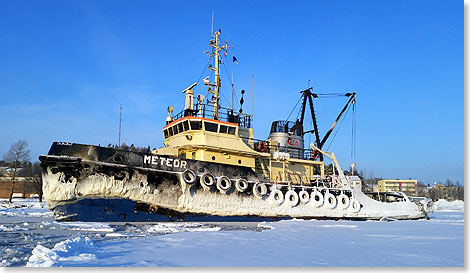 Der Eisbrecher METEOR ist im Eis vor Savonlinna, Finnland, „eingeparkt”.
