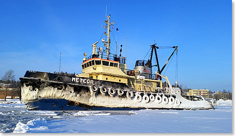 Der Eisbrecher METEOR ist im Eis vor Savonlinna, Finnland, eingeparkt.