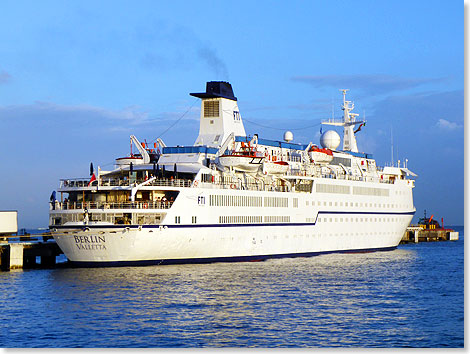 Auch nach ber drei Jahrzehnten berzeugt die BERLIN  hier an der Pier in Cozumel  mit ihrer klassischen Linienfhrung.