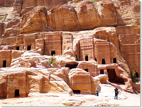 In den Stein gehauene Wohnhöhlen in Petra, Jordanien.