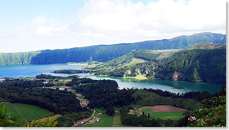 Die Sete Cidades  tatschlich erscheint der eine See blau und der andere grn.