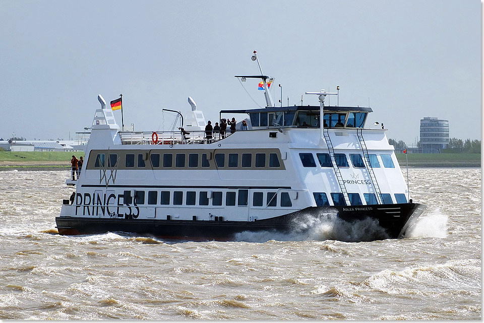 Seit den Osterfeiertagen unternimmt das beliebte Ausflugsschiff ADLER PRINCESS auf der Weser zwischen Bremerhaven, Bremen und Oldenburg. 