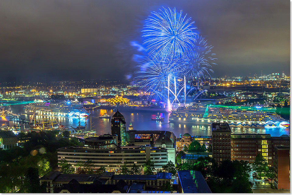 Feuerwerk auf der Bunten Hafenmeile zwischen Baumwall, Landungsbrcken und Fischmarkt.