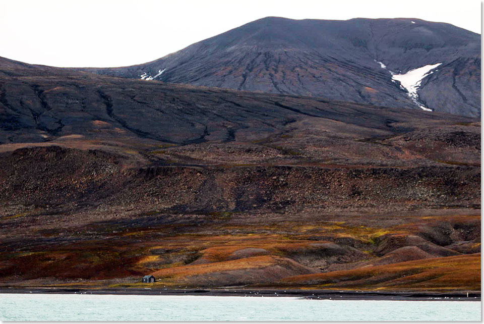 Der Ufer von Dunrbukta ist komplett schneefrei und im unteren Regionen mit Moosen bedeckt. Am Ufer steht eine Htte in der der Sysselmann (Reprsentant der norwegischen Regierung) whrend seiner Inspektionen bernachten kann.