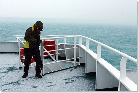 Whrend dieser Reise schneit es ein paar mal. Da mssen die Fotografen sich dick einpacken und ihr Equipment schtzen. 