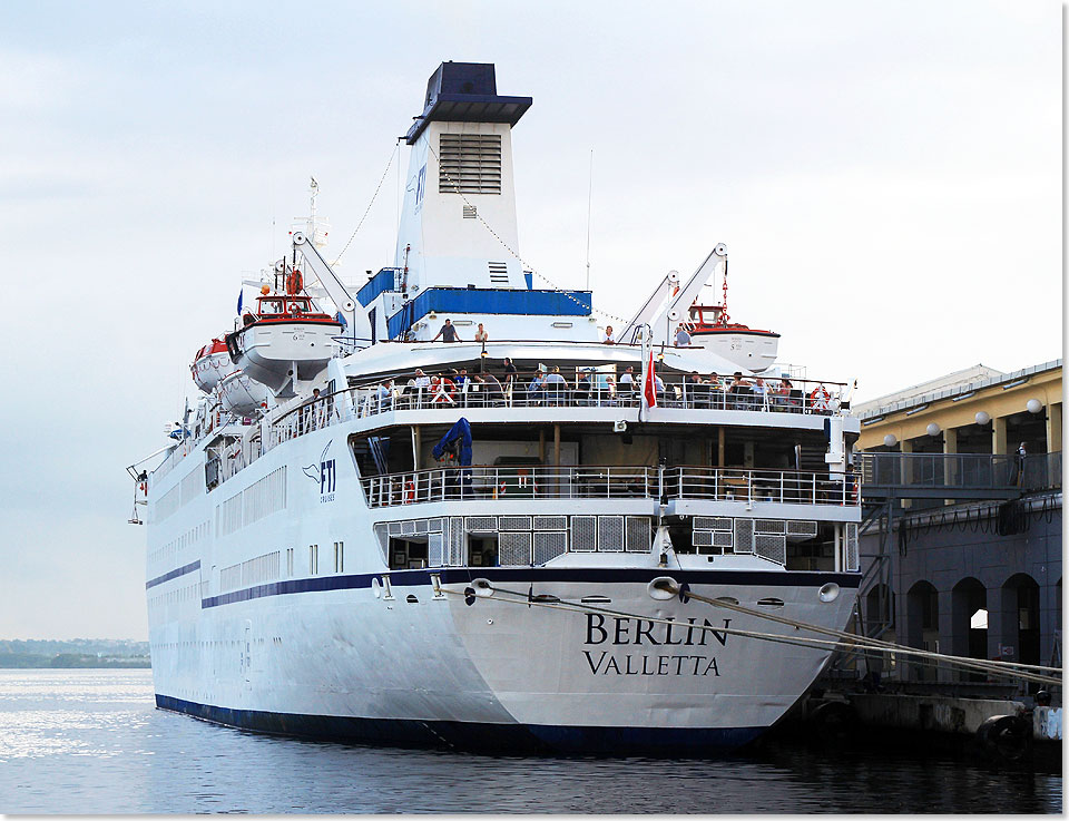 MS BERLIN vor dem Auslaufen am Kreuzfahrtterminal von Havanna.