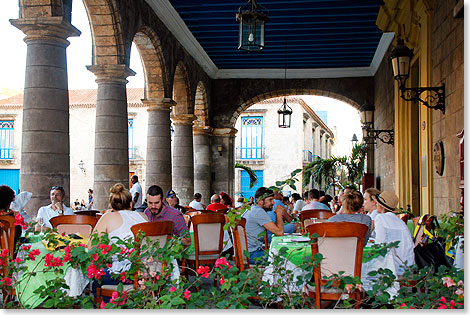 Die Terrasse eines Restaurants am Rande des Kathedralen-Platzes in Havanna.