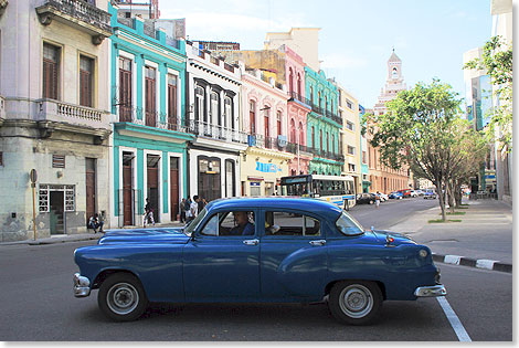Der gepflegte Ami-Schlitten passt zur Altstadt von Havanna.