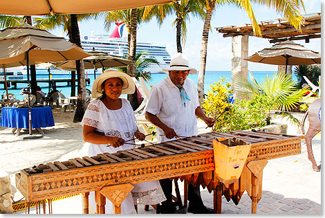 Ein Duo spielt an der Uferpromenade von Cozumel.