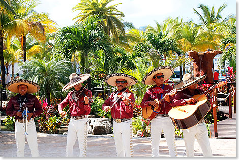Mexikanische Band in typischer Tracht spielen feurige Melodien Mexikos.