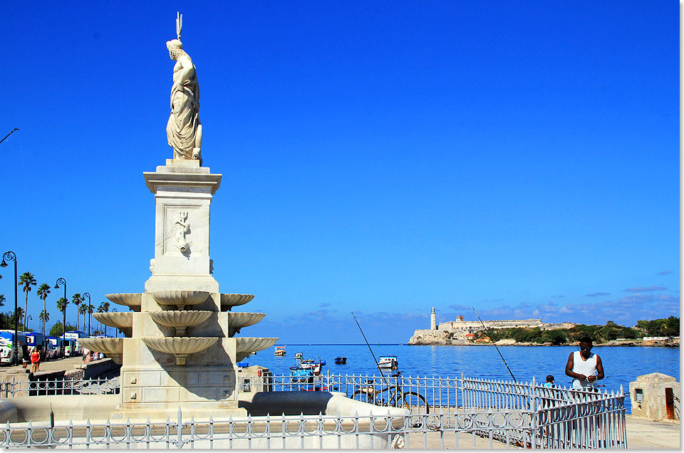 Neptun-Denkmal an der Malecon-Promenade von Havanna.