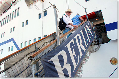 Philipp Rademann geht an Bord. Er verfasste das MS BERLIN-Schiffsportrait.