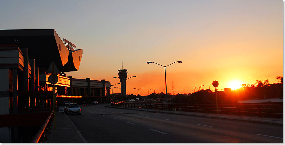 Abschiedsstimmung: Sonnenuntergang ber dem Flughafen von Havanna.