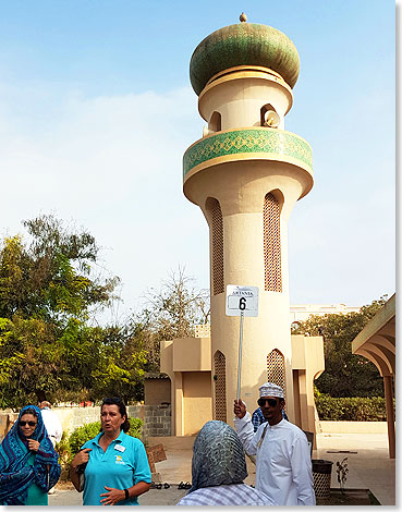 Salalah, Oman. ARTANIA-Gruppe am Minarett einer Moschee.