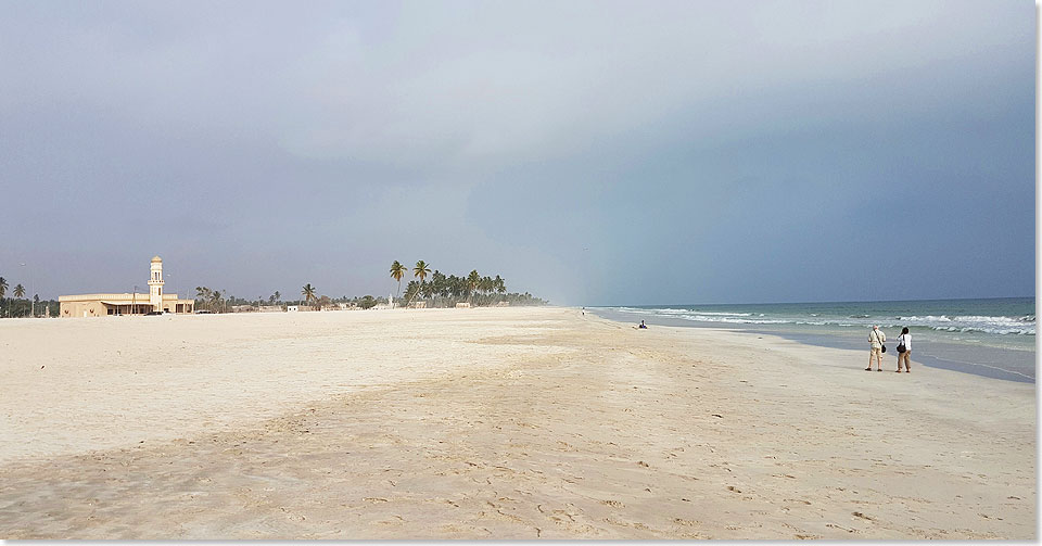  Der feine weie Sandstrand von Salalah.