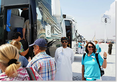 Salalah im Oman. Die Busse stehen vor dem Schiff bereit zu Oman-Ausflügen.