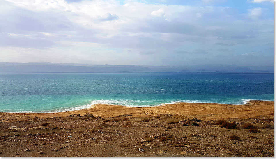 Entlang des jordanischen Ufers vom Toten Meer, Israel liegt gegenueber.