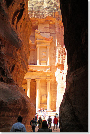 Erster Anblick von Petra durch die Zugangsschlucht.