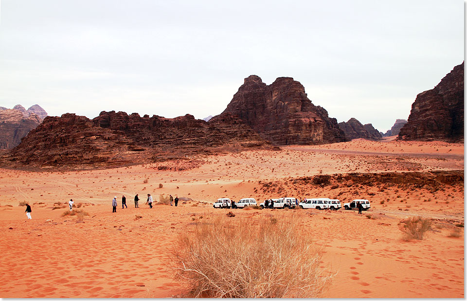 Wadi Rum, Jordanien. Jeep-Karawane der ARTANIA-Gäste.