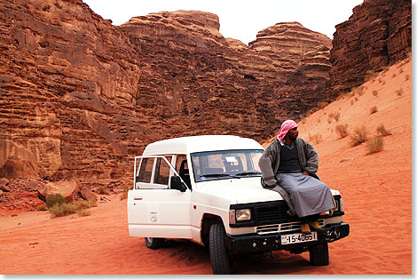 Wadi Rum, Jordanien. Begegnung mit einem motorisierten Beduinen.