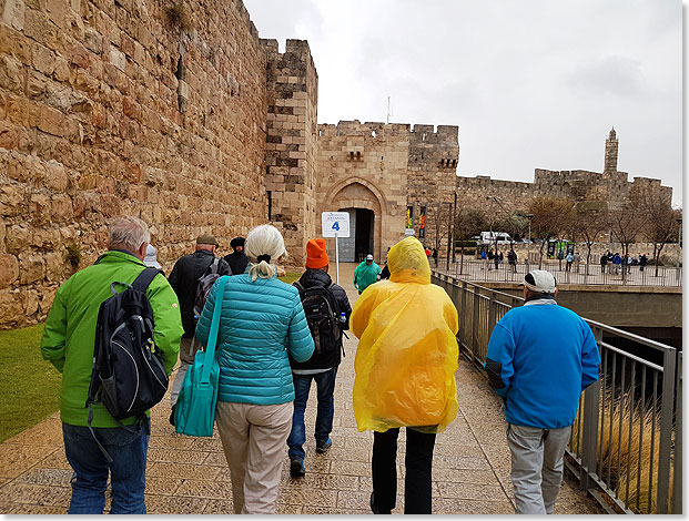 Jerusalem  Die ARTANIA-Gruppe marschiert in die Altstadt von Jerusalem.