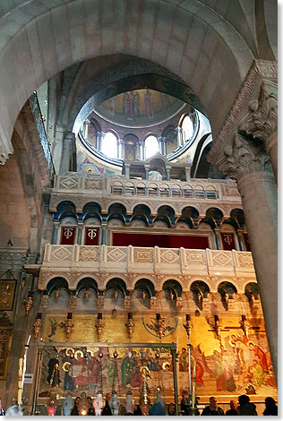 Jerusalem  Der Eingang zur Grabeskirche.