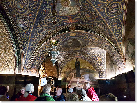 Jerusalem  Deckenmosaike zieren die Grabeskirche.