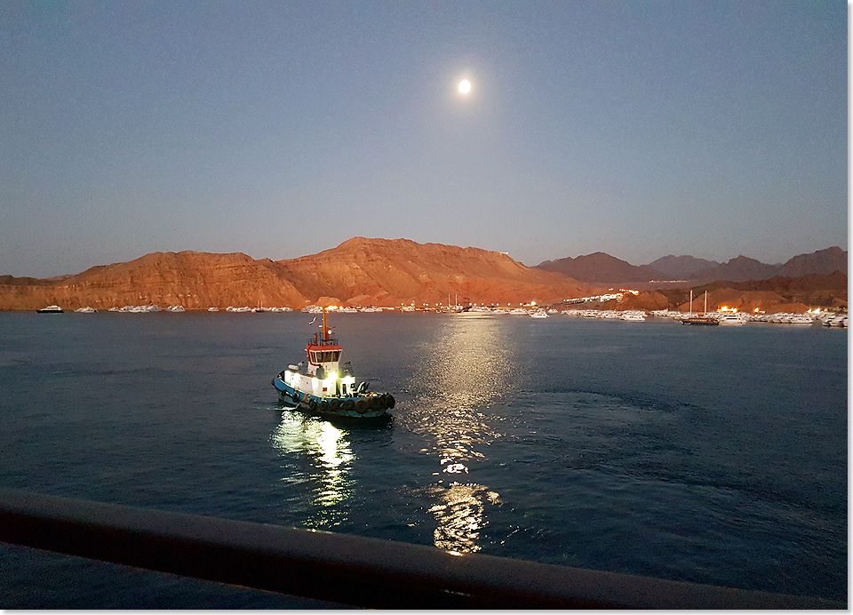 Sinai, Ägypten. Einlaufen nach Sharm el Sheikh bei Mondschein.