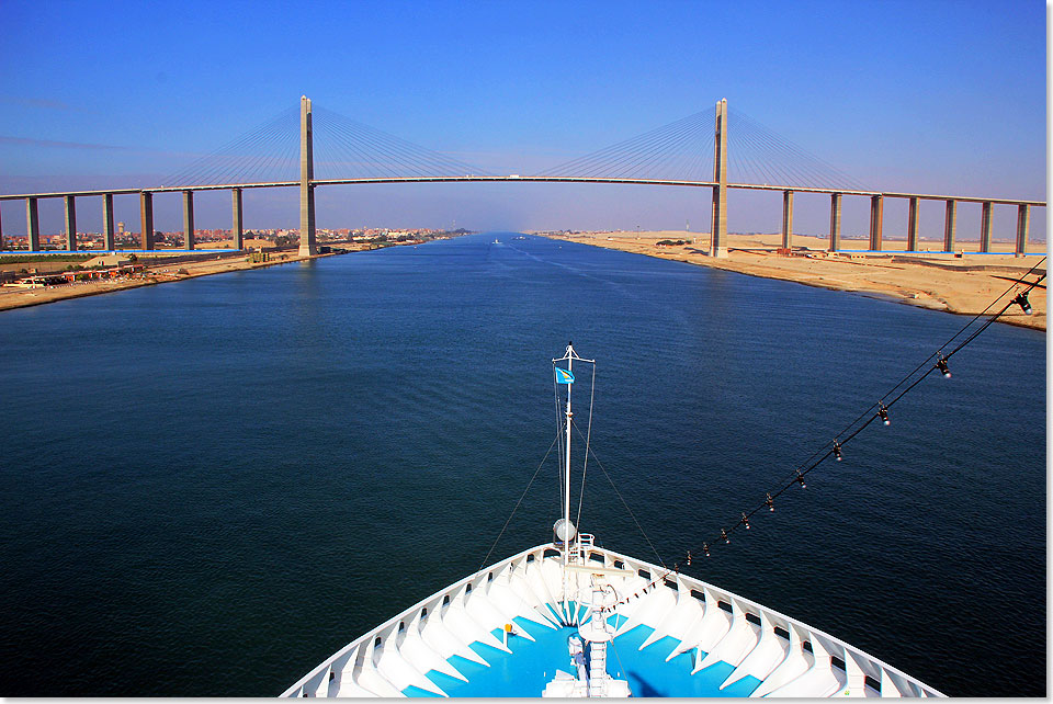 Vor der Straenbrcke zwischen Ismailia (links) und der Sinai-Halbinsel.