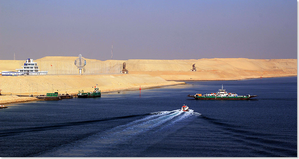 Eine der Kanalfhren und das Lotsenboot bei Ismailia.