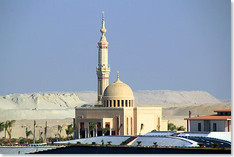 Neu gebaute Moschee auf der Sinai-Seite.