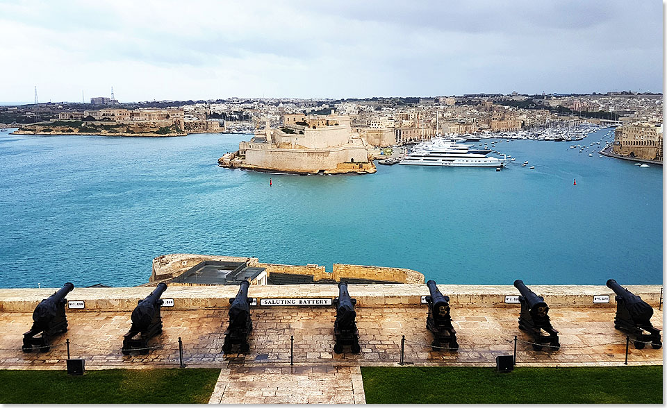Blick von der Altstadt-Festung mit Salutbatterie über die enge Hafeneinfahrt von La Valletta.