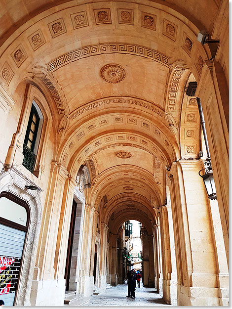 Rathausdurchgang mit hohen Deckengewölben in La Valletta.