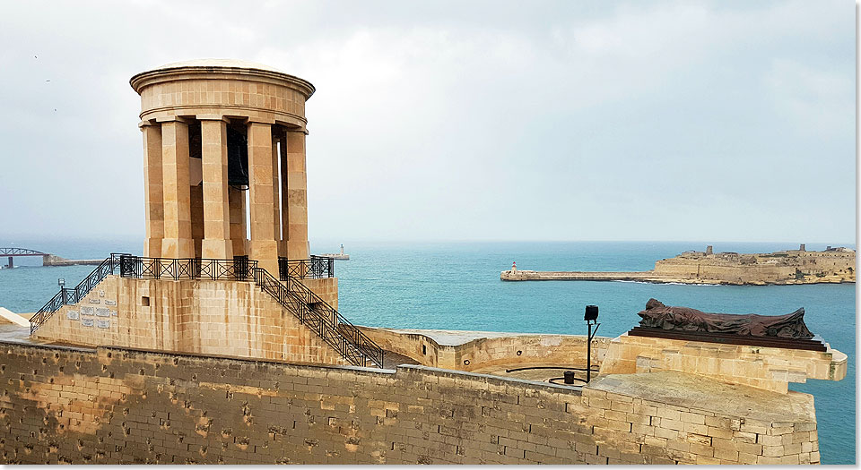 Denkmal fr die auf See Gebliebenen an der Hafeneinfahrt von La Valletta.