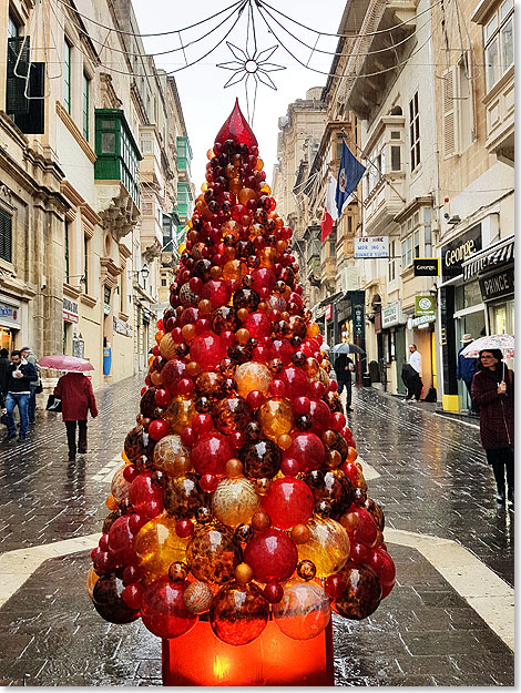 Gläserner Weihnachtsbaum in der Fußgängerzone von La Valletta.
