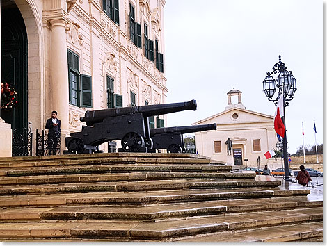 Von historischen Schiffskanonen bewachter Hotel-Eingang in La Valletta.