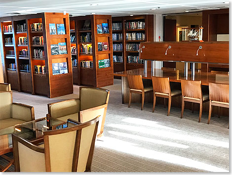 Zum Lesen und Träumen: Die große Bibliothek ist einer der zahlreichen Rückzugsorte an Bord.